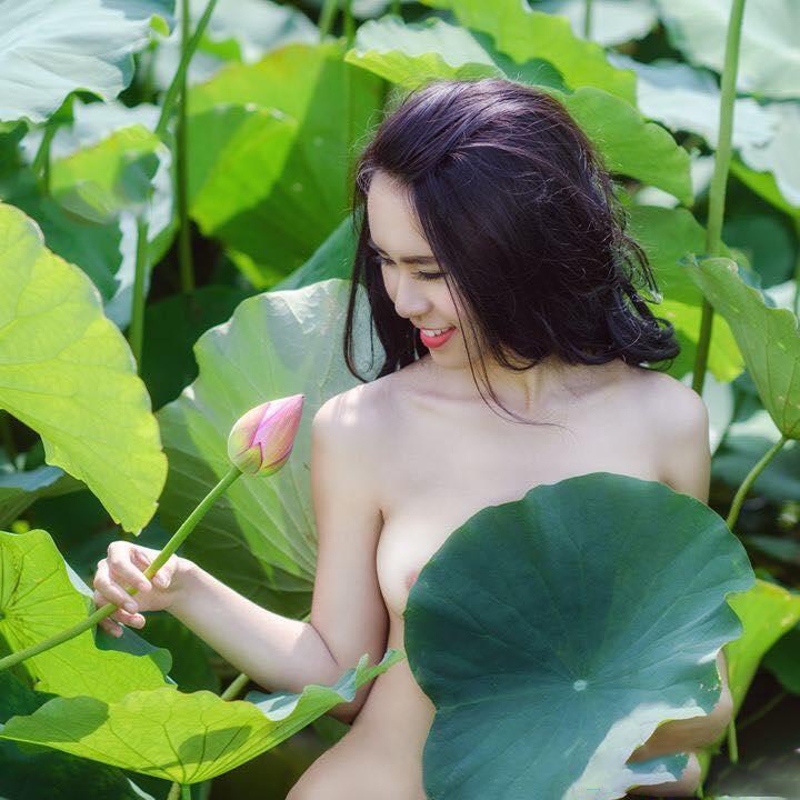 ảnh gái xinh khoe vú đẹp bên hồ sen